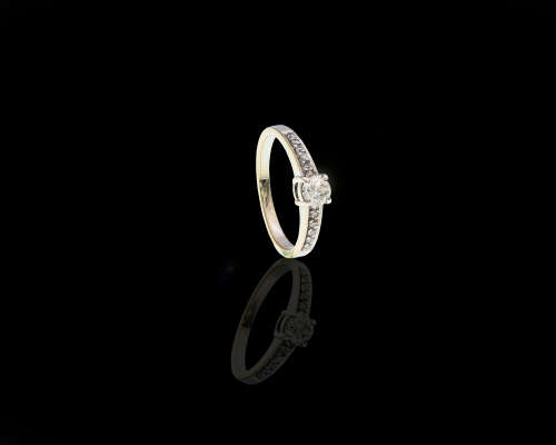 3.1gr, 9kt, 0.37ct N VVS2 5 x 0.01ct Round Brilliant Diamond on the sides Ring