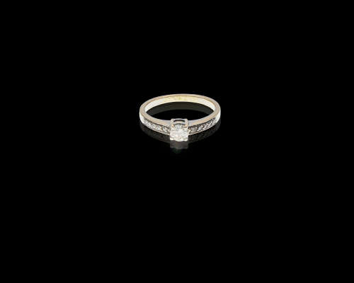 3.1gr, 9kt, 0.37ct N VVS2 5 x 0.01ct Round Brilliant Diamond on the sides Ring