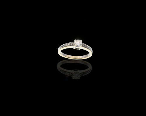 3.1gr, 9kt, 0.37ct N VVS2 5 x 0.01ct Round Brilliant Diamond on the sides Ring