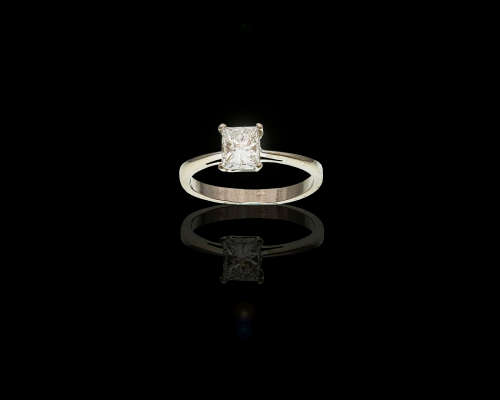 2.2gr 9kt White Gold 0.78ct Rectangular Modified Brilliant D VS1 with GIA certificate
