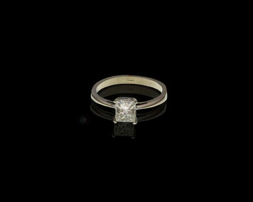 2.2gr 9kt White Gold 0.78ct Rectangular Modified Brilliant D VS1 with GIA certificate