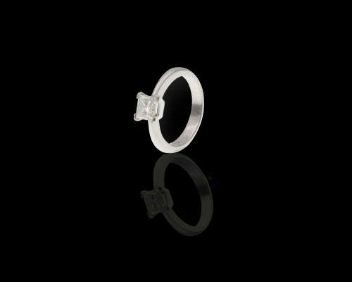 5.8gr platinum 0.90ct Square Modified Brilliant J SI1 with a GIA certificate