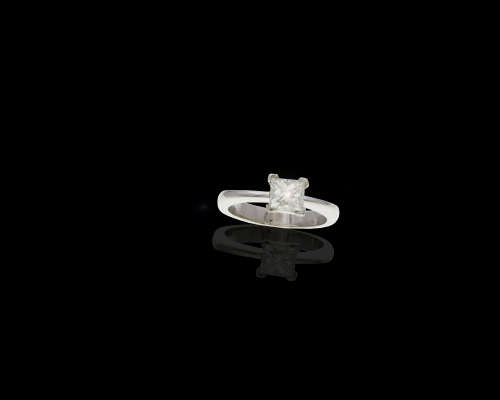 5.8gr platinum 0.90ct Square Modified Brilliant J SI1 with a GIA certificate