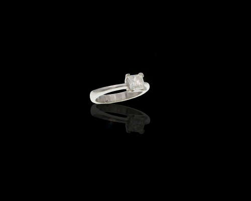 5.8gr platinum 0.90ct Square Modified Brilliant J SI1 with a GIA certificate