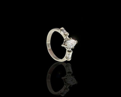 18ct 4.1gr White Gold 0.71ct Marquise Cut I SI2 with 1 x Baguette set on either side with GIA cert