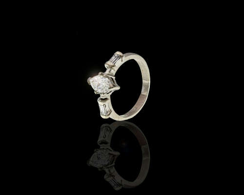 18ct 4.1gr White Gold 0.71ct Marquise Cut I SI2 with 1 x Baguette set on either side with GIA cert