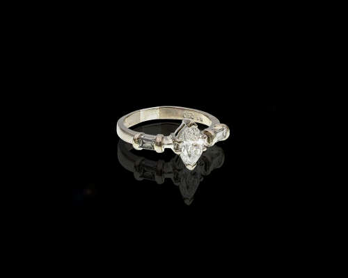 18ct 4.1gr White Gold 0.71ct Marquise Cut I SI2 with 1 x Baguette set on either side with GIA cert