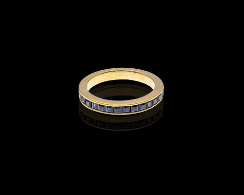 3.5gr 9ct, Yellow Gold half eternity with sapphires