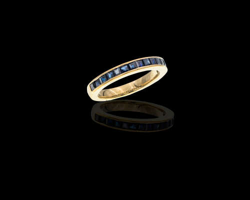 3.5gr 9ct, Yellow Gold half eternity with sapphires