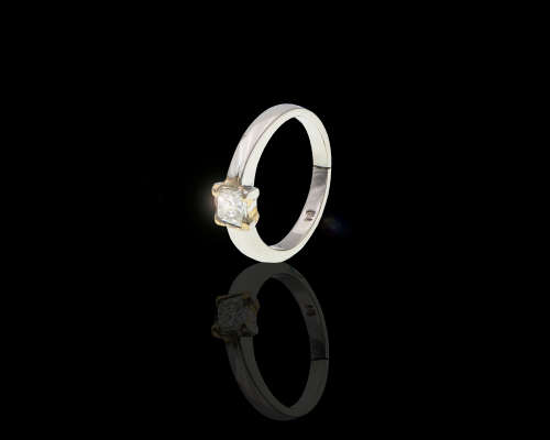 Plat (5.2grams) 0.46ct cushion cut Diamond J VVS2 Ring