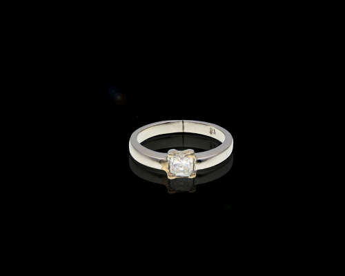 Plat (5.2grams) 0.46ct cushion cut Diamond J VVS2 Ring