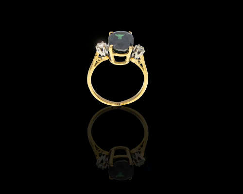 18ct (4.3 gram) Yellow Gold Onyx Ring with two diamonds
