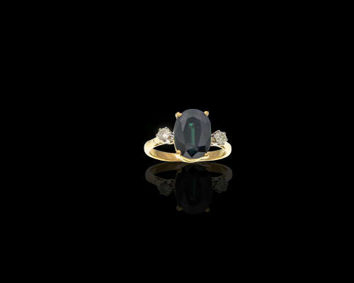 18ct (4.3 gram) Yellow Gold Onyx Ring with two diamonds