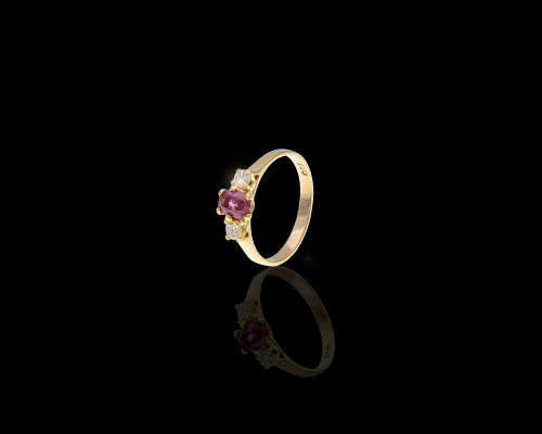 2.2gr 9ct Yellow Gold 1 x Oval Ruby with 1 x 0.04ct Round Brilliant Diamond on either side