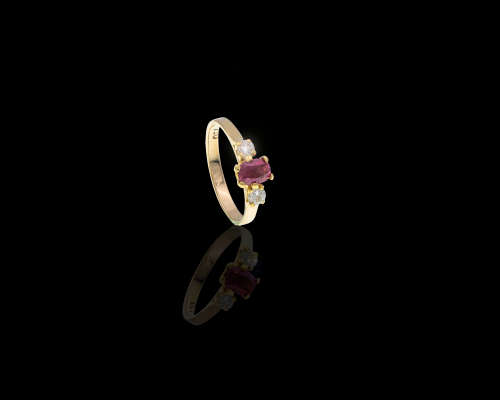 2.2gr 9ct Yellow Gold 1 x Oval Ruby with 1 x 0.04ct Round Brilliant Diamond on either side