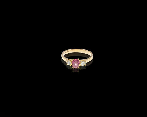 2.2gr 9ct Yellow Gold 1 x Oval Ruby with 1 x 0.04ct Round Brilliant Diamond on either side