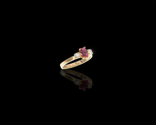 2.2gr 9ct Yellow Gold 1 x Oval Ruby with 1 x 0.04ct Round Brilliant Diamond on either side