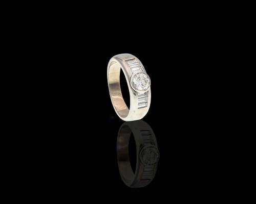 18ct (8.1grams) White Gold Round 0.60ct Brilliant Diamond L VVS2 c/w Baguettes - GIA certificate