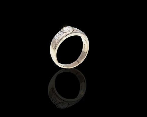 18ct (8.1grams) White Gold Round 0.60ct Brilliant Diamond L VVS2 c/w Baguettes - GIA certificate