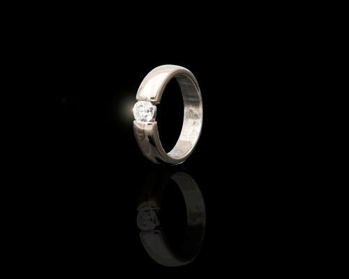 18ct (8.6 grams) White gold solitaire diamond ring