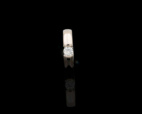 18ct (8.6 grams) White gold solitaire diamond ring