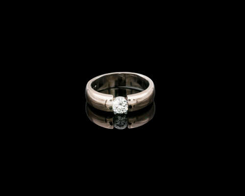 18ct (8.6 grams) White gold solitaire diamond ring