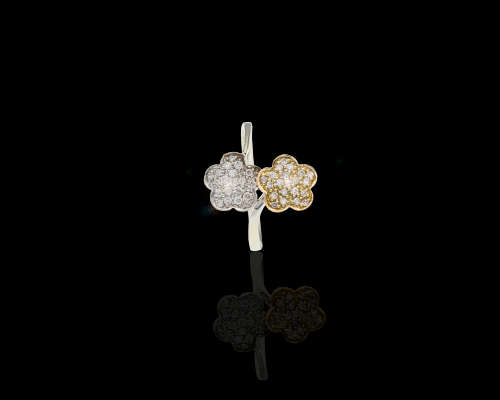18ct (3.4grams) White and Yellow Gold Ring with Round Brilliant small diamonds in the center