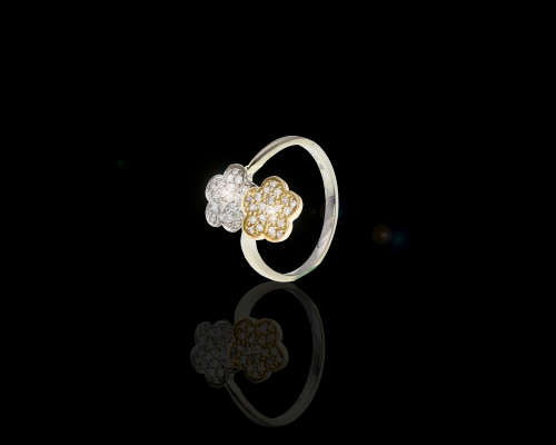 18ct (3.4grams) White and Yellow Gold Ring with Round Brilliant small diamonds in the center