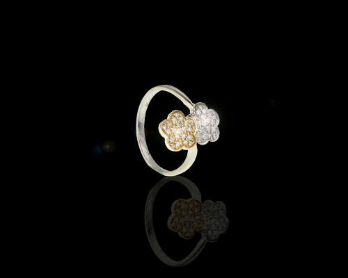 18ct (3.4grams) White and Yellow Gold Ring with Round Brilliant small diamonds in the center