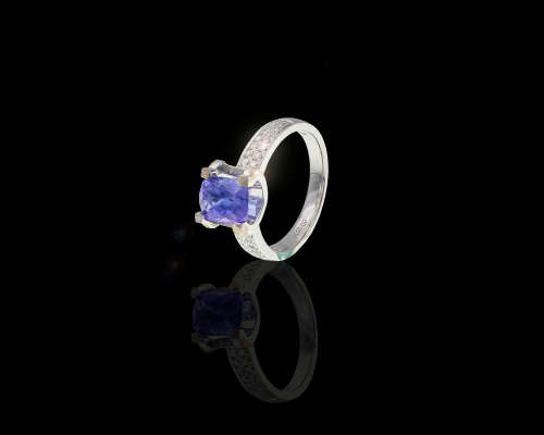 4.4g ,18ct White Gold, 1.55ct Tanzanite Oval with small diamonds on either side of the band