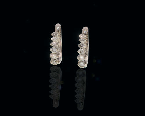 6.7gr 18ct White Gold with Round Brilliant Diamond graduating in size Earrings