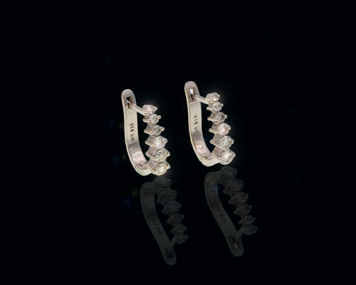 6.7gr 18ct White Gold with Round Brilliant Diamond graduating in size Earrings
