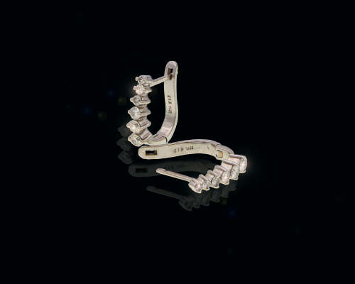 6.7gr 18ct White Gold with Round Brilliant Diamond graduating in size Earrings