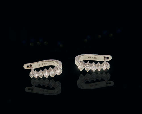 6.7gr 18ct White Gold with Round Brilliant Diamond graduating in size Earrings