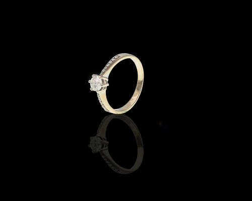 Diamond Ring Claw setting with pave set diamonds tapering down either side of the band