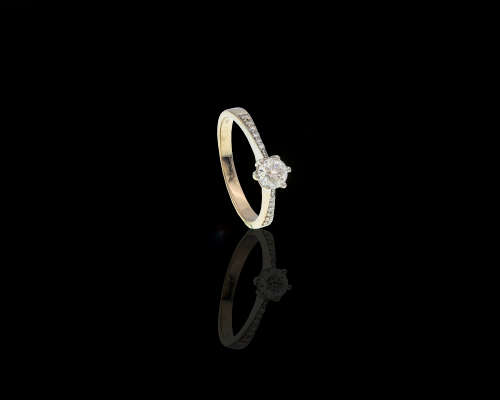 Diamond Ring Claw setting with pave set diamonds tapering down either side of the band