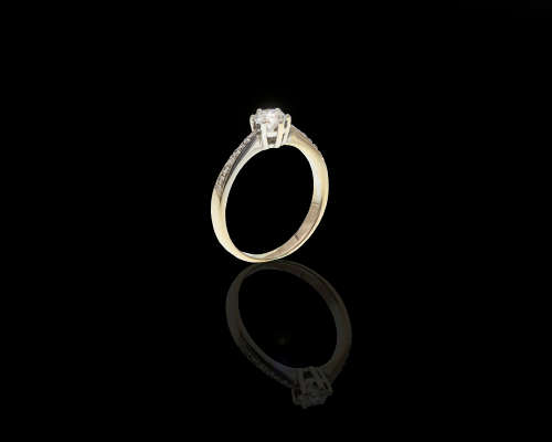 Diamond Ring Claw setting with pave set diamonds tapering down either side of the band