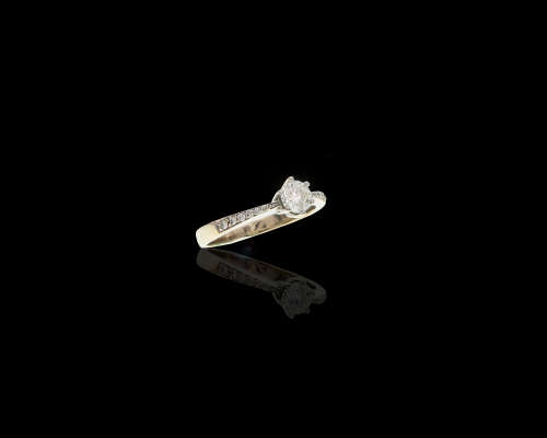 Diamond Ring Claw setting with pave set diamonds tapering down either side of the band