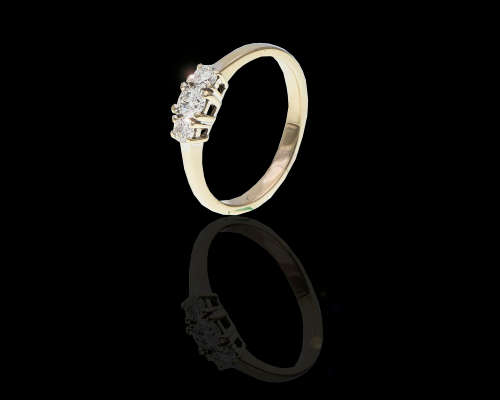 18ct (3.3grams) White Gold 1 x 0.20ct Round Brillant Diamond and 2 x 0.10ct Diamonds on either side