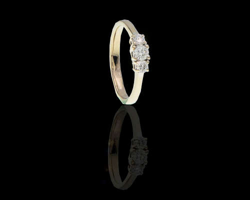 18ct (3.3grams) White Gold 1 x 0.20ct Round Brillant Diamond and 2 x 0.10ct Diamonds on either side