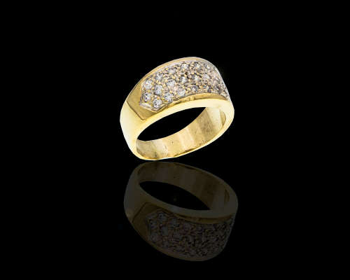 6.2gr 9kt Yellow Gold with a cluster of  0.01ct Round Brilliant Diamonds