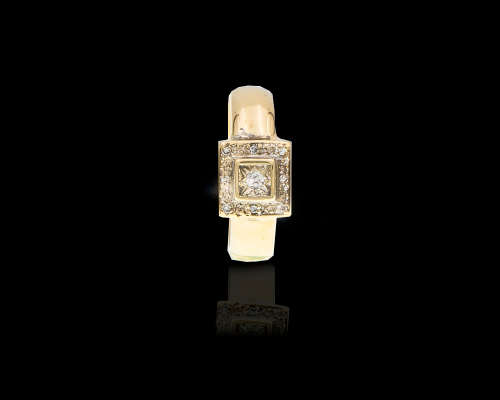 9ct (3.5grams) Yellow Gold 1x 0.02ct round brilliant diamond with15x 0.001ct cluster Ring