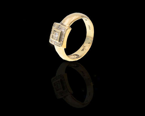 9ct (3.5grams) Yellow Gold 1x 0.02ct round brilliant diamond with15x 0.001ct cluster Ring
