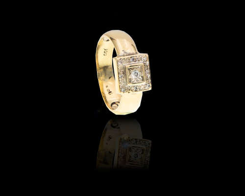 9ct (3.5grams) Yellow Gold 1x 0.02ct round brilliant diamond with15x 0.001ct cluster Ring
