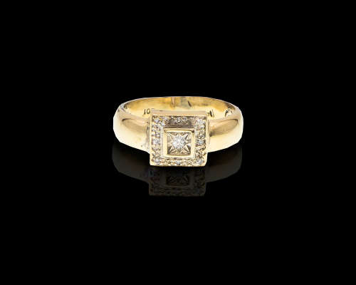 9ct (3.5grams) Yellow Gold 1x 0.02ct round brilliant diamond with15x 0.001ct cluster Ring