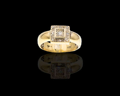 9ct (3.5grams) Yellow Gold 1x 0.02ct round brilliant diamond with15x 0.001ct cluster Ring
