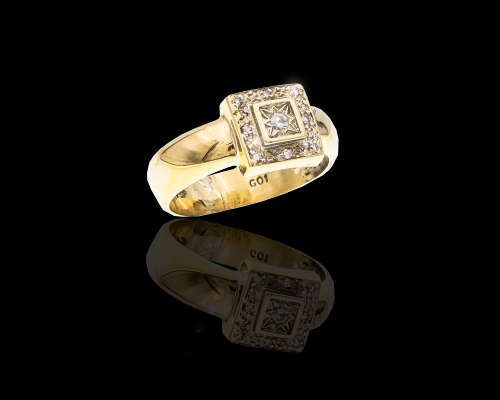 9ct (3.5grams) Yellow Gold 1x 0.02ct round brilliant diamond with15x 0.001ct cluster Ring