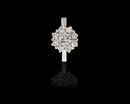 3.7gr 18ct White Gold 0.45ct Round Brilliant Diamond H SI with smalls surrounding the center stone