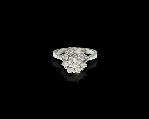 3.7gr 18ct White Gold 0.45ct Round Brilliant Diamond H SI with smalls surrounding the center stone