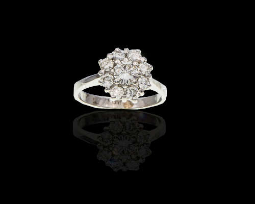 3.7gr 18ct White Gold 0.45ct Round Brilliant Diamond H SI with smalls surrounding the center stone